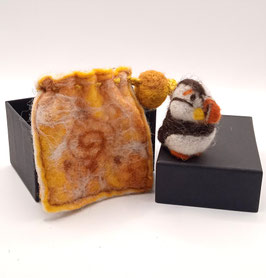 macareux  miniature  avec son sac feutré motif escargot ( présenté dans son coffret)