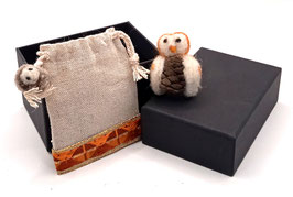 chouette pomme de pin  miniature  avec son sac en toile de jute ( présenté dans son coffret)