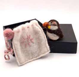 macareux  miniature  avec son sac feutré motif fleur brodée ( présenté dans son coffret)