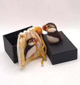 macareux  miniature  avec son sac feutré motif macareux ( présenté dans son coffret)