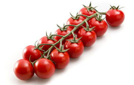 .Tomates cerises rouges en grappe