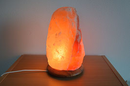 Salzkristall-Lampe auf Holz-Sockel