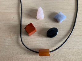 Set mit 5 Anhängern und 1 Lederband schwarz- Set 2