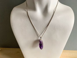 Amethyst-Stein an Silberöse