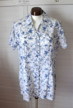Bluse Kurzarm, weiß mit blauen Blumen