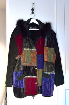 Wildlederjacke schwarz-bunt mit Kapuze