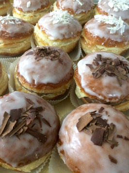 Glasierte Krapfen mit Vanille- und Schokoladenpudding