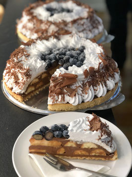VEGANE Schoko-Bananen-Tarte mit Blaubeer und Kokos"sahne"
