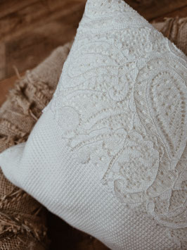 Cushion waffle piqué with lace ecru