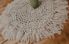 Runde Häkeldecke beige