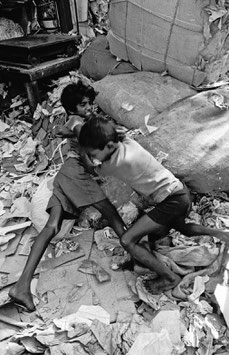 IB 44 - Bombay (India), bambini di strada/street children - 1991