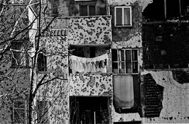 IB 42 - Mostar (Bosnia), panni stesi nella rovina della città - 1996