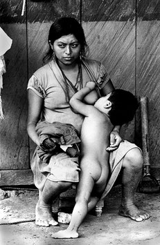 IB 35 - Chiapas (Messico), donna indigena con bambino, 1996