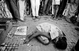 IB 36 - Bombay (India), bambini di strada/street children, 1991