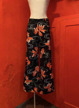 Pantalon large noir motif poisson rouge