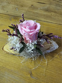 Rose auf kleinem Hölzchen,44