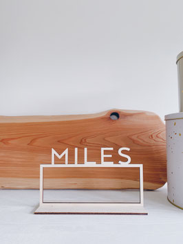 Houten naam op voet bokletters "MILES"