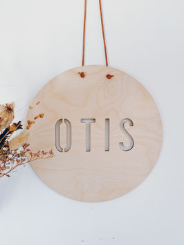Houten naambord met uitgesneden letters "OTIS"