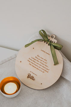 Gepersonaliseerde houten nieuwjaarskaart (vorm kerstbal met strik)