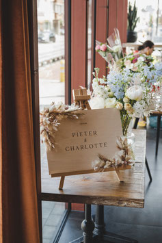 Houten welkomstbord + afwerking droogbloemen (trouw & feest)