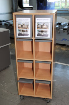 Zeitschriftenturm mit 16 Zeitschriftenklappen