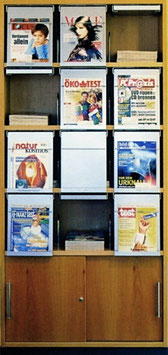 Schrank mit 12 Zeitschriftenklappen