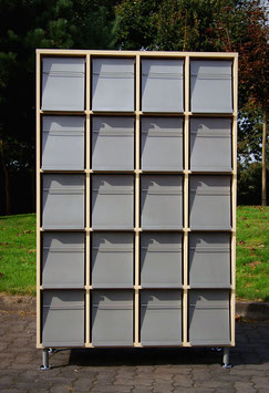 Schrank mit 20 Zeitschriftenklappen