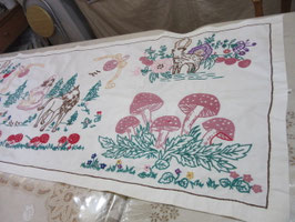 6-120　フランス赤ずきんちゃん壁掛けクロス手刺繍