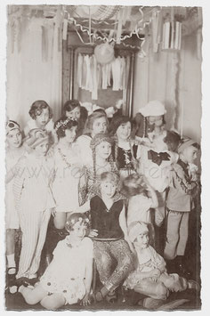 Alte Fotografie Postkarte FASCHING verkleidete Kinder feiern Karneval, 1920er Jahre