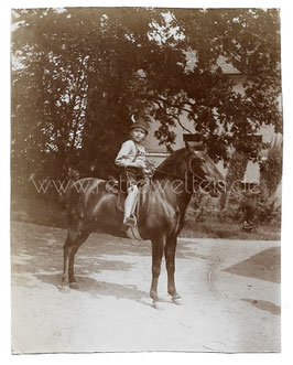 Alte Fotografie JUNGE MIT FEDERHUT UND LEDERHOSE REITET AUF KLEINEM PFERD