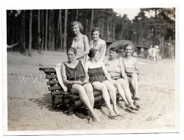 Alte Fotografie FRAUEN MIT BADEANZUG UND SONNENSCHIRM SITZEN AUF EINER BANK