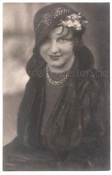 Alte Fotografie Postkarte  ELEGANTE FRAU MIT CLOCHE HUT UND PELZMANTEL