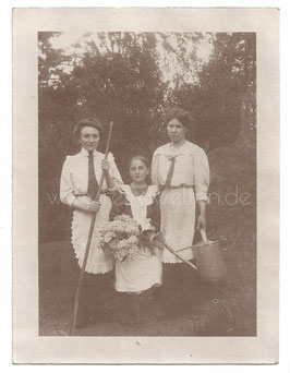 Alte Fotografie DREI JUNGE FRAUEN MIT BLUMENSTRAUß UND GIEßKANNE um 1910