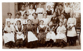 Alte Fotografie Gruppenbild MUTTI IN DER HANDARBEITSSCHULE, junge Frauen mit Schürzen und Näharbeiten, 1911