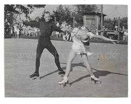 Alte Fotografie ROLLKUNSTLÄUFER ROLLSCHUHLÄUFER, Sport 1930er Jahre