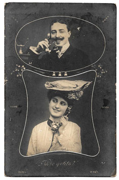 Alte Foto Postkarte "WIE GEHT'S?" Mann und Frau telefonieren, um 1908