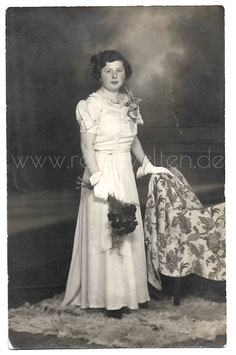 Alte Fotografie Postkarte HOCHZEIT elegante Brautjungfer mit Handschuhen und Rosenstrauß, 1940er Jahre