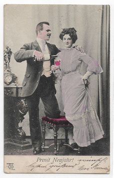 Alte Postkarte "PROSIT NEUJAHR!" elegantes Paar mit Weinflasche und Weinglas, 1904