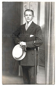 Alte Fotografie Postkarte ELEGANTER JUNGER MANN MIT STROHHUT  UND SPAZIERSTOCK Herrenmode um 1910