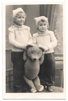 Alte Fotografie ZWEI KLEINE MÄDCHEN MIT GROßEM TEDDYBÄR um 1920