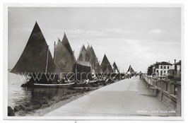 Alte Postkarte GRADO - Fischerboote beim Damm, Italien 1950er Jahre