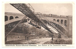 Alte Postkarte WUPPERTAL Schwebebahn Barmen-Elberfeld-Vohnwinkel. Drei Bahnen an der Sonnborner Brücke.