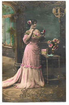 Alte Foto Postkarte Neujahr "BONNE ANNÉE" elegante Dame mit Geschenken, 1908