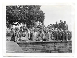 Alte Fotografie GRUPPENBILD SCHÜLER BEIM AUSFLUG AUF BURG HOHENZOLLERN