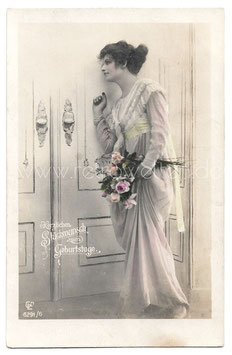 Alte Fotografie Postkarte HERZLICHEN GLÜCKWUNSCH ZUM GEBURTSTAGE  schöne Frau mit Blumenstrauß klopft an die Zimmertür