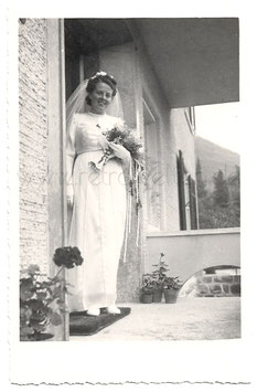 Alte Fotografie Postkarte HOCHZEIT  strahlende Braut mit Schleier und Brautstrauß