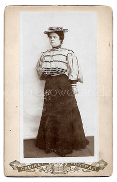 Alte Kabinett Fotografie FRAU MIT GESTREIFTER BLUSE UND HUT, Mode um 1905