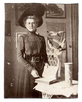 Alte Fotografie ERNSTE DAME MIT GROßEM HUT UND BUCH um 1905