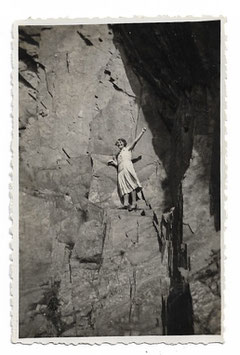 Alte Fotografie FRAU AUF DEM FELSEN