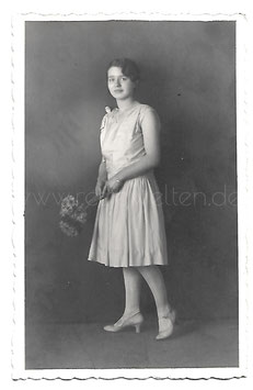 Alte Fotografie Postkarte JUNGE ELEGANTE FRAU MIT BLUMEN Mode 1920er Jahre